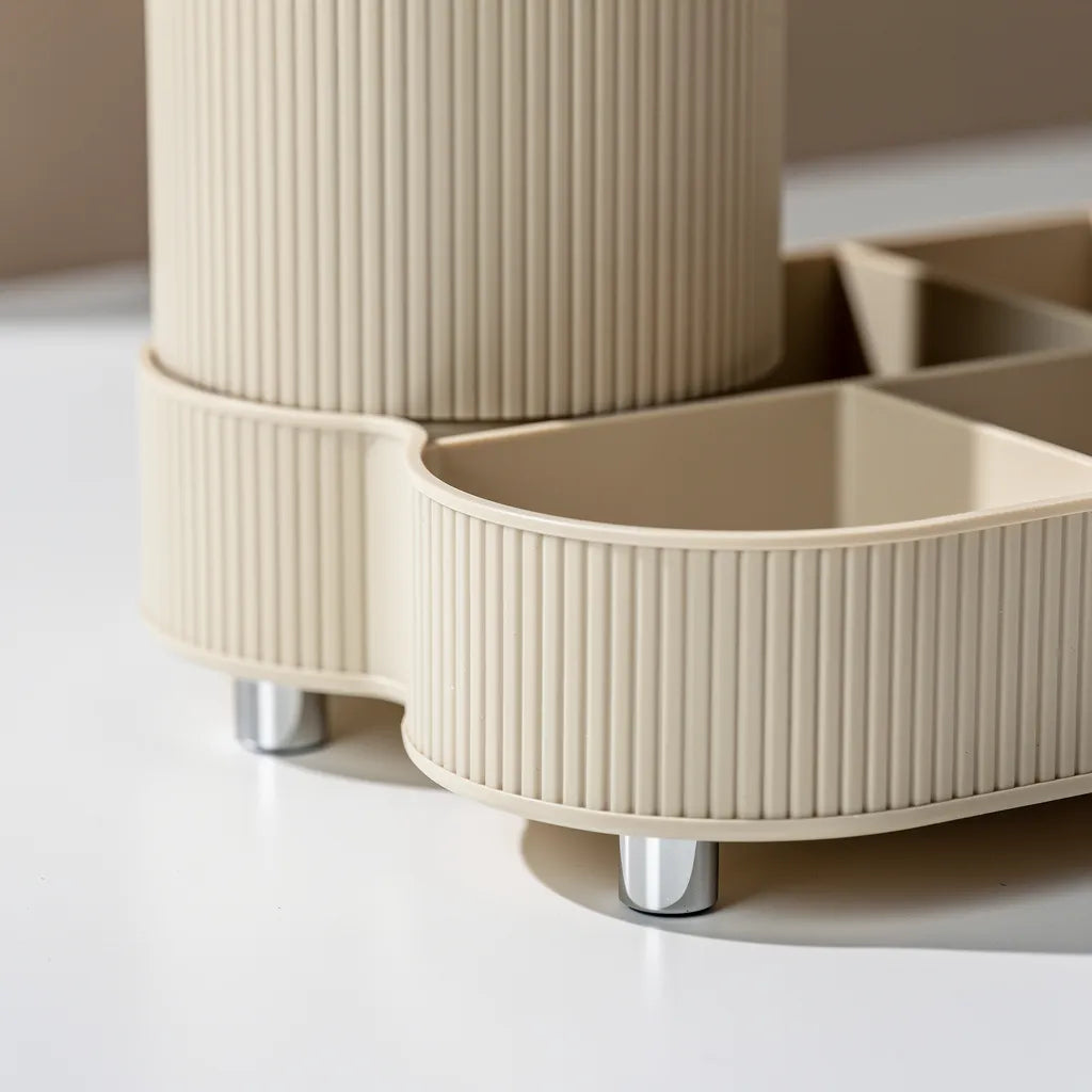 Detalhe da textura canelada vertical do organizador porta pincéis bege e os 4 pés metálicos prateados estilo pino - Vittara Decor