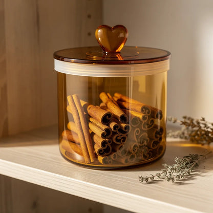 Pote de vidro hermético grande âmbar com puxador coração em prateleira de madeira com canela - Vittara Decor