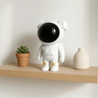 Projetor de galáxia astronauta como objeto decorativo em prateleira de quarto minimalista - Vittara Decor