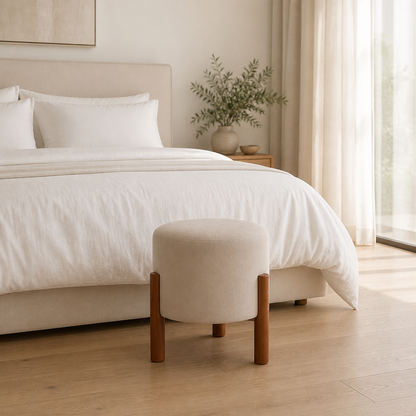 Puff Apollo Redondo em Linho com Pés de Madeira ao pé da cama no quarto - Vittara Decor