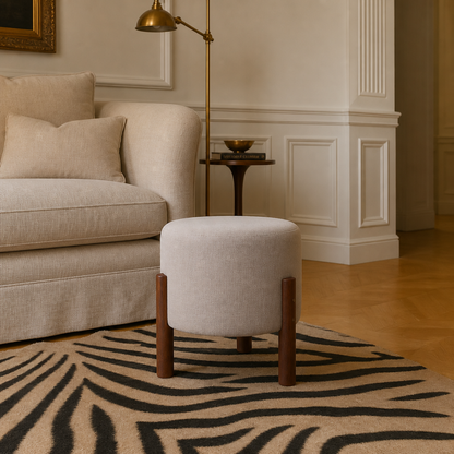 Puff Apollo Redondo em Linho com Pés de Madeira em sala de estar clássica na cor bege - Vittara Decor