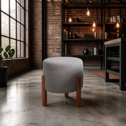Puff Apollo Redondo em Linho em ambiente industrial urbano - Vittara Decor