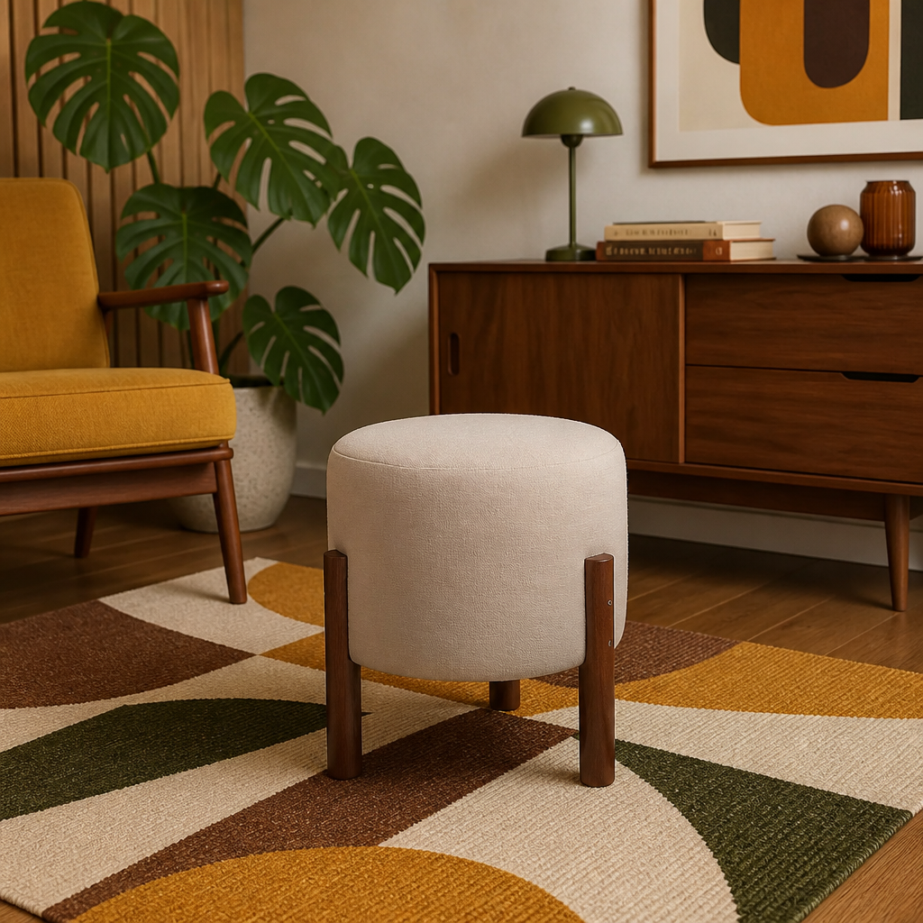 Puff Apollo Redondo em Linho com Pés de Madeira em sala mid-century - Vittara Decor