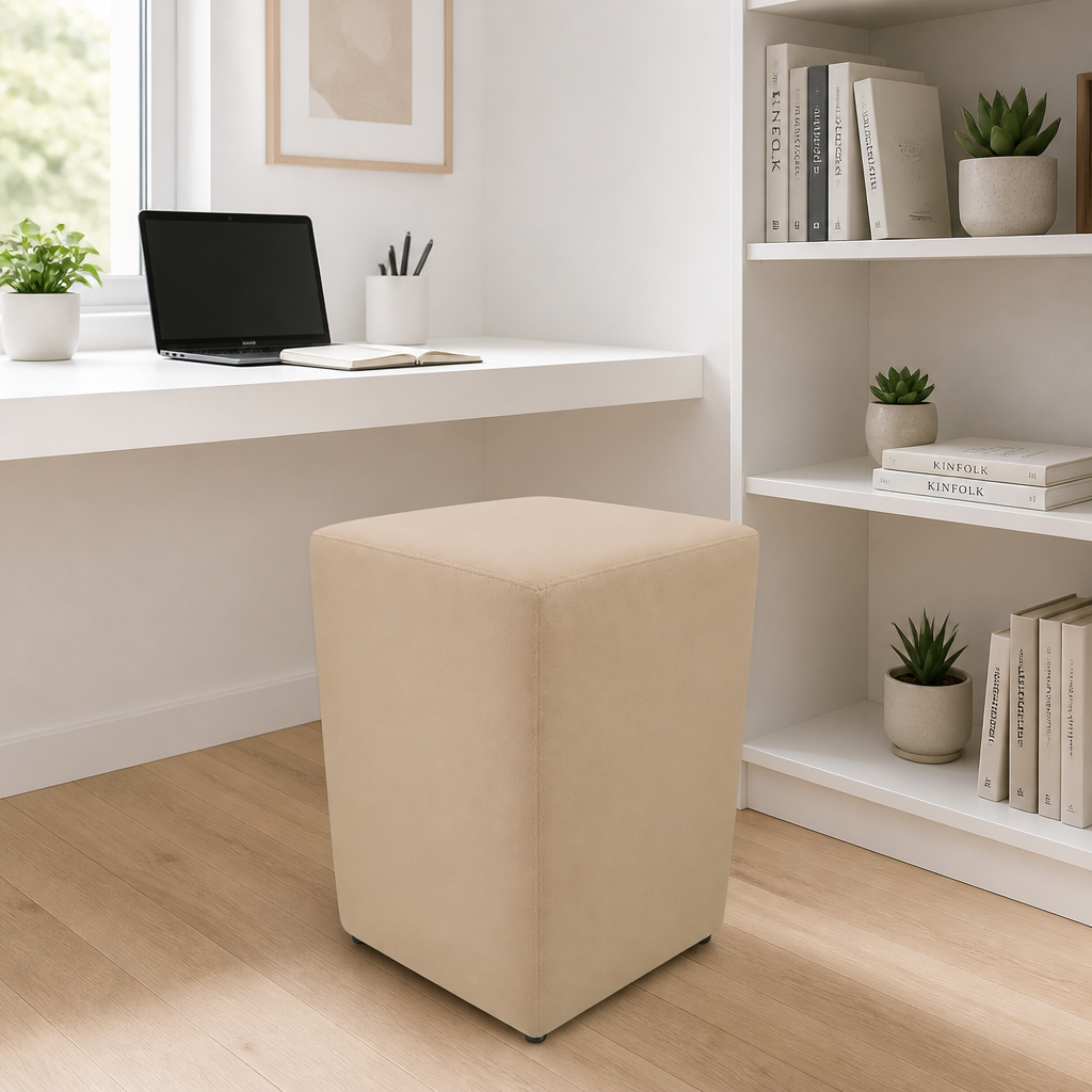 Puff Banquinho Quadrado em Suede em home office minimalista - Vittara Decor