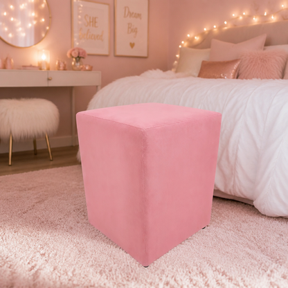 Puff Banquinho Quadrado em Suede cor Rosa em quarto feminino decorado - Vittara Decor