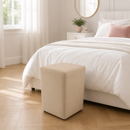 Puff Banquinho Quadrado em Suede ao pé da cama no quarto - Vittara Decor