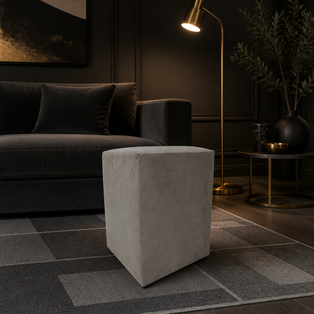Puff Banquinho Quadrado em Suede cor Cinza em sala contemporânea com iluminação dramática - Vittara Decor