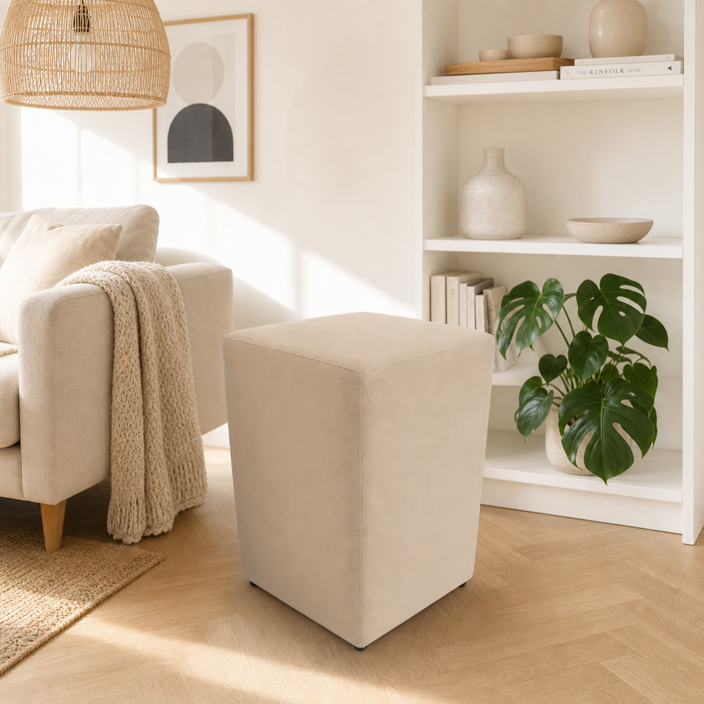 Puff Banquinho Quadrado em Suede em sala estilo escandinavo - Vittara Decor