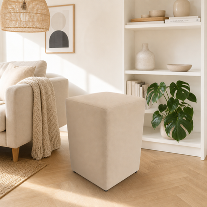 Puff Banquinho Quadrado em Suede em sala estilo escandinavo - Vittara Decor