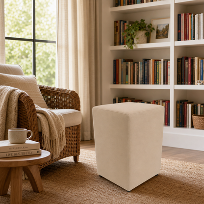 Puff Banquinho Quadrado em Suede em canto de leitura aconchegante - Vittara Decor