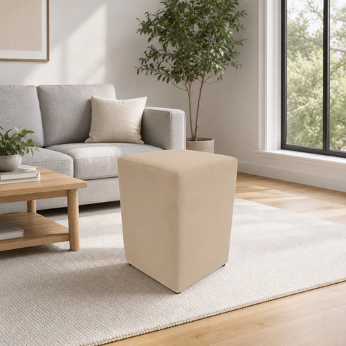 Puff Banquinho Quadrado em Suede cor Bege em sala de estar moderna - Vittara Decor