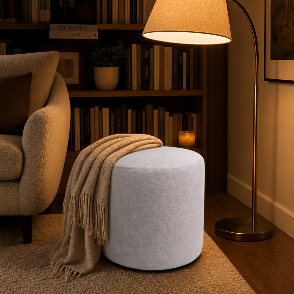 Puff Redondo Suede cinza em cantinho de leitura com luminária - Vittara Decor