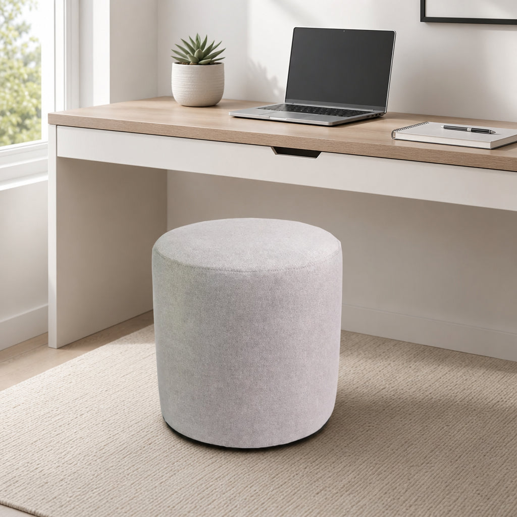 Puff Redondo Suede areia em home office moderno minimalista - Vittara Decor