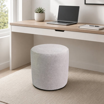 Puff Redondo Suede areia em home office moderno minimalista - Vittara Decor