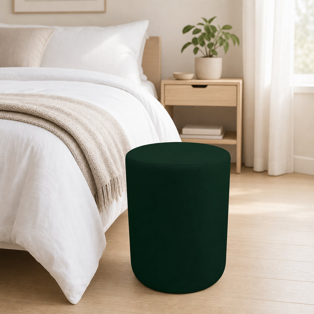 Puff Redondo Suede verde ao pé da cama em quarto minimalista - Vittara Decor