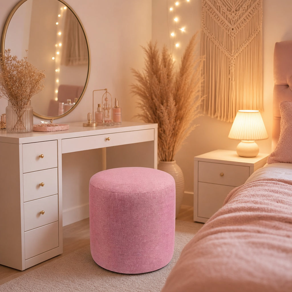 Puff Redondo Suede rosa em quarto feminino estilo boho - Vittara Decor