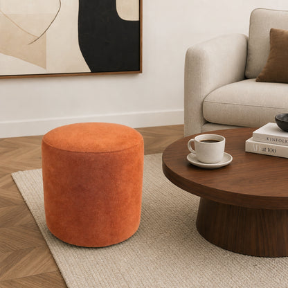 Puff Redondo Suede terracota em sala contemporânea com mesa de madeira - Vittara Decor