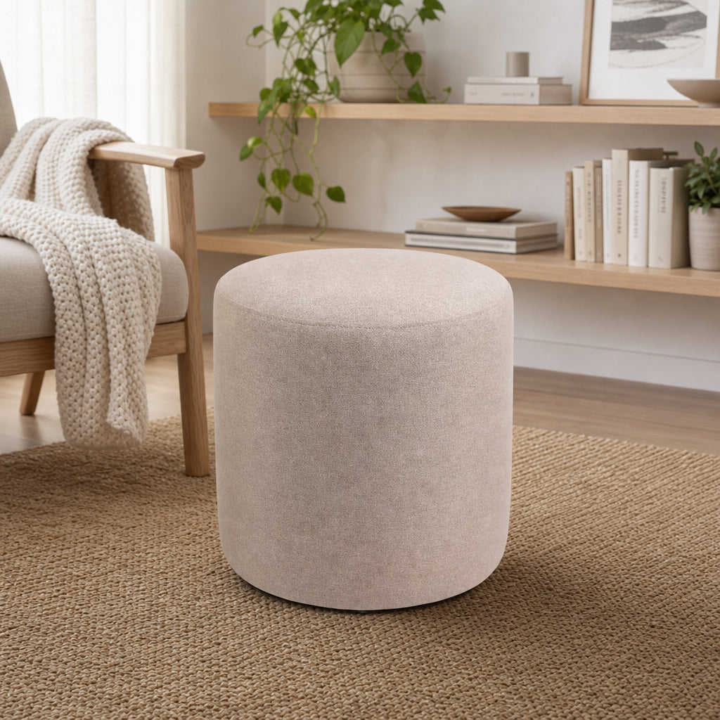 Puff Redondo Suede bege em sala estilo escandinavo com plantas - Vittara Decor