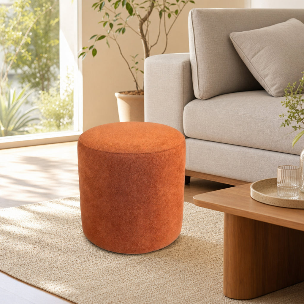 Puff Redondo Suede em sala de estar com sofá cinza e tapete - Vittara Decor