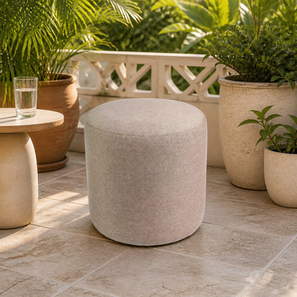Puff Redondo Suede linho bege em varanda decorada com plantas - Vittara Decor