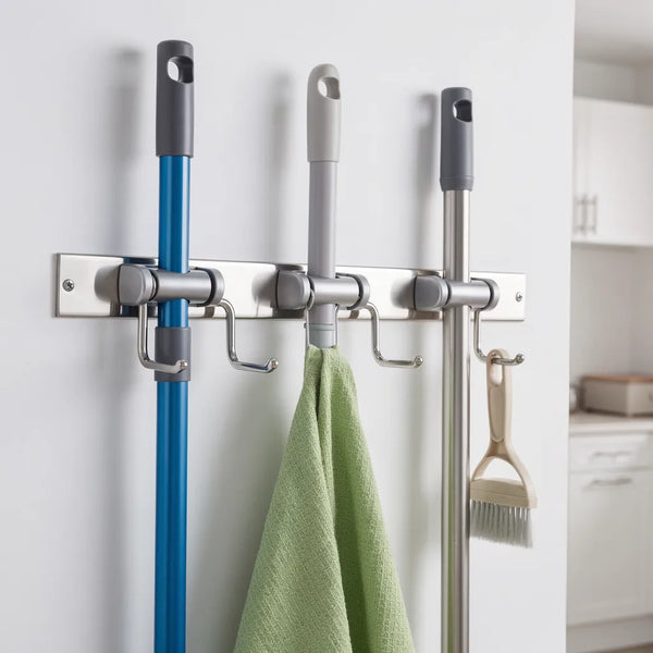Suporte de parede para vassouras em inox com 3 clamps e 4 ganchos J montado em área de serviço com vassouras - Vittara Decor