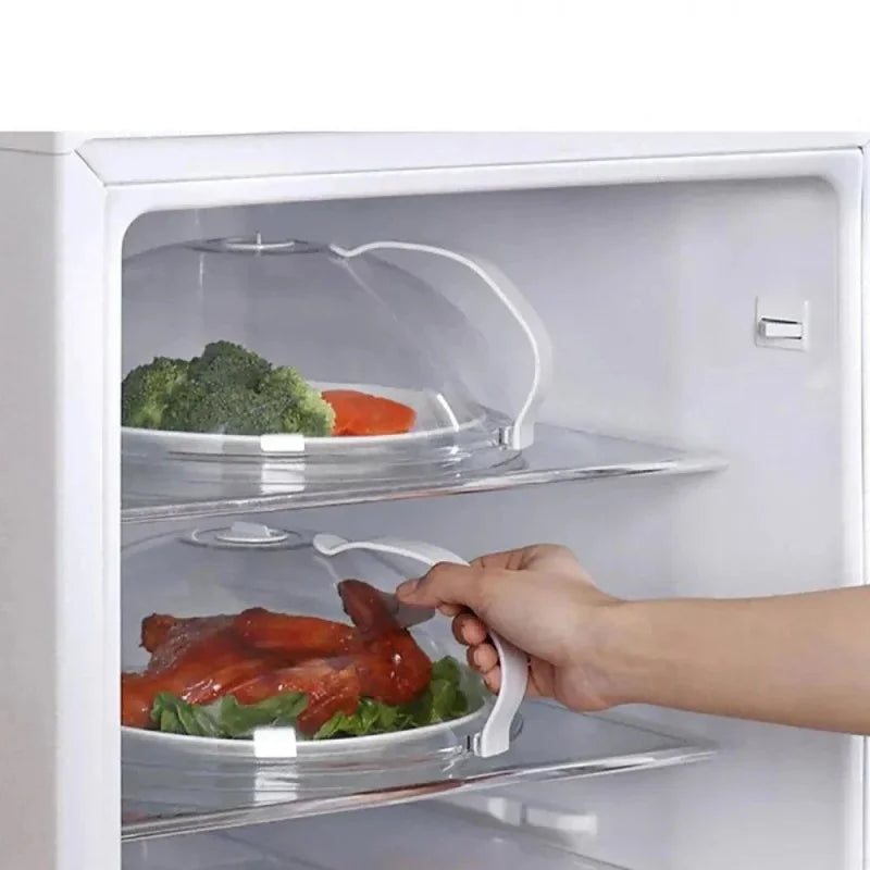 Tampa anti-respingos ajudando a conter respingos no micro-ondas