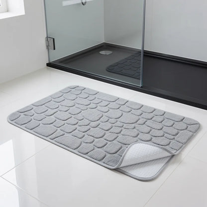 Tapete antiderrapante absorvente cinza tamanho 50x80cm em banheiro moderno com box de vidro mostrando cobertura ampla do piso - Vittara Decor