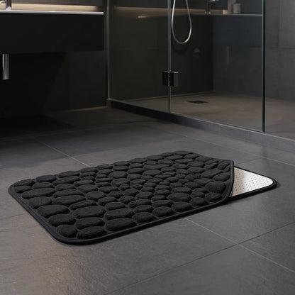 Tapete antiderrapante absorvente preto em algodão em banheiro moderno com piso escuro e box de vidro - Vittara Decor