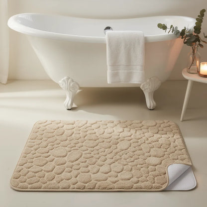 Tapete antiderrapante bege em algodão em frente a banheira freestanding em banheiro estilo spa com toalha e planta - Vittara Decor