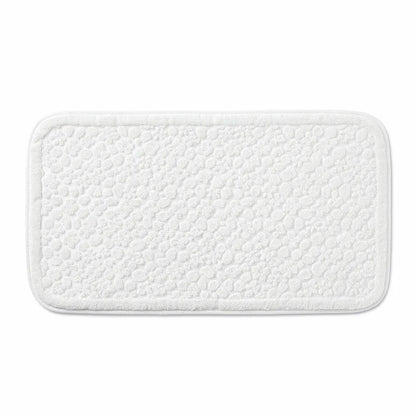Base PVC antiderrapante do tapete de algodão virada para cima mostrando o padrão de furos que garante aderência ao piso - Vittara Decor
