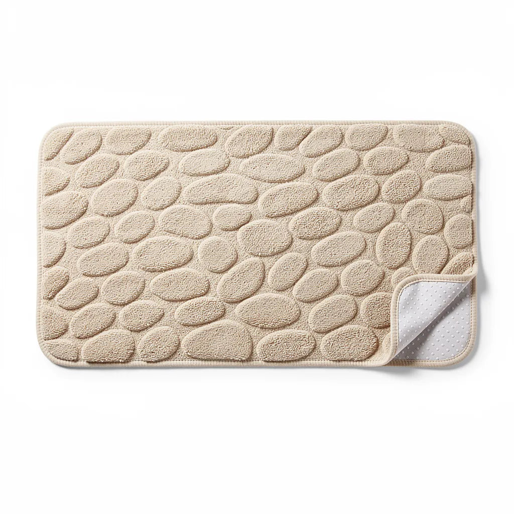 Tapete antiderrapante absorvente cor Bege em algodão com padrão seixos em relevo em fundo branco - Vittara Decor