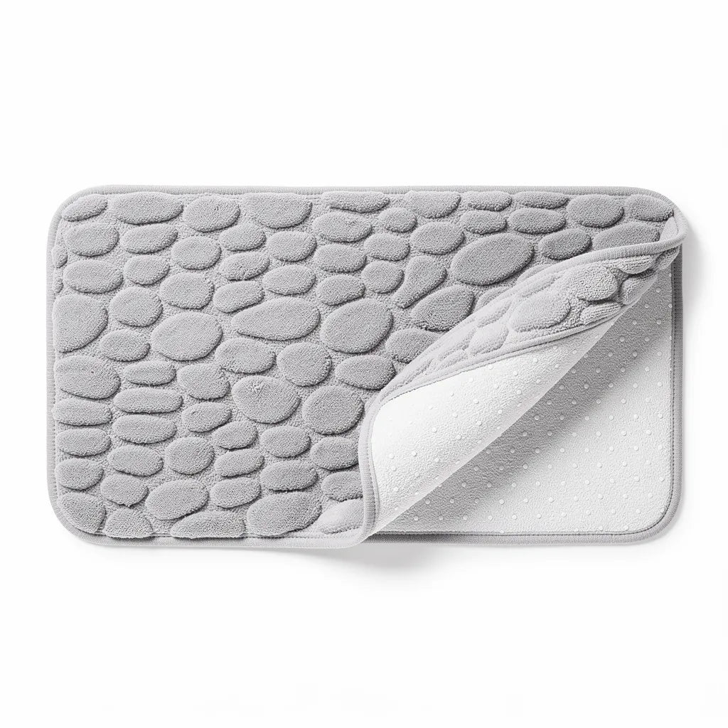 Tapete antiderrapante absorvente cor Cinza em algodão com padrão seixos em relevo em fundo branco - Vittara Decor