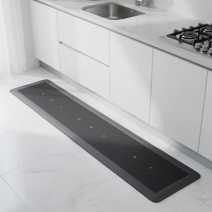 Tapete antiderrapante para cozinha preto com padrão HOME em dois tamanhos na cozinha moderna branca com pia e fogão - Vittara Decor