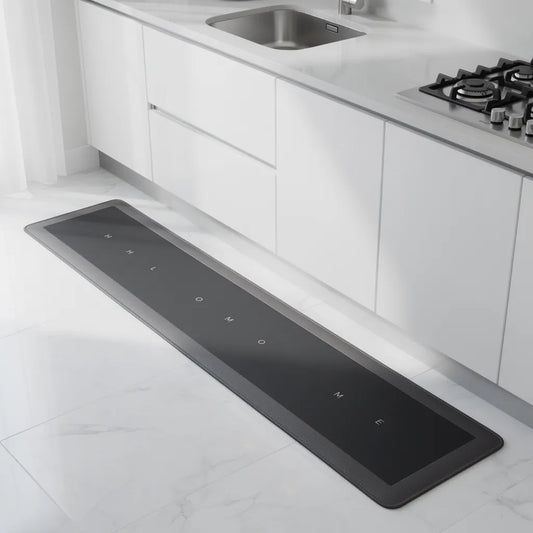 Tapete antiderrapante para cozinha preto com padrão HOME em dois tamanhos na cozinha moderna branca com pia e fogão - Vittara Decor