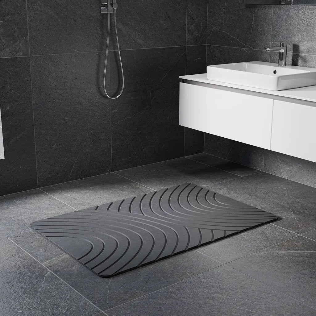 Tapete de diatomita cinza escuro em banheiro sofisticado com piso de porcelanato escuro e pia branca embutida - Vittara Decor