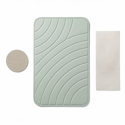 Flat lay do tapete de diatomita cinza claro com lixa de manutenção e malha antiderrapante inclusos no kit - Vittara Decor