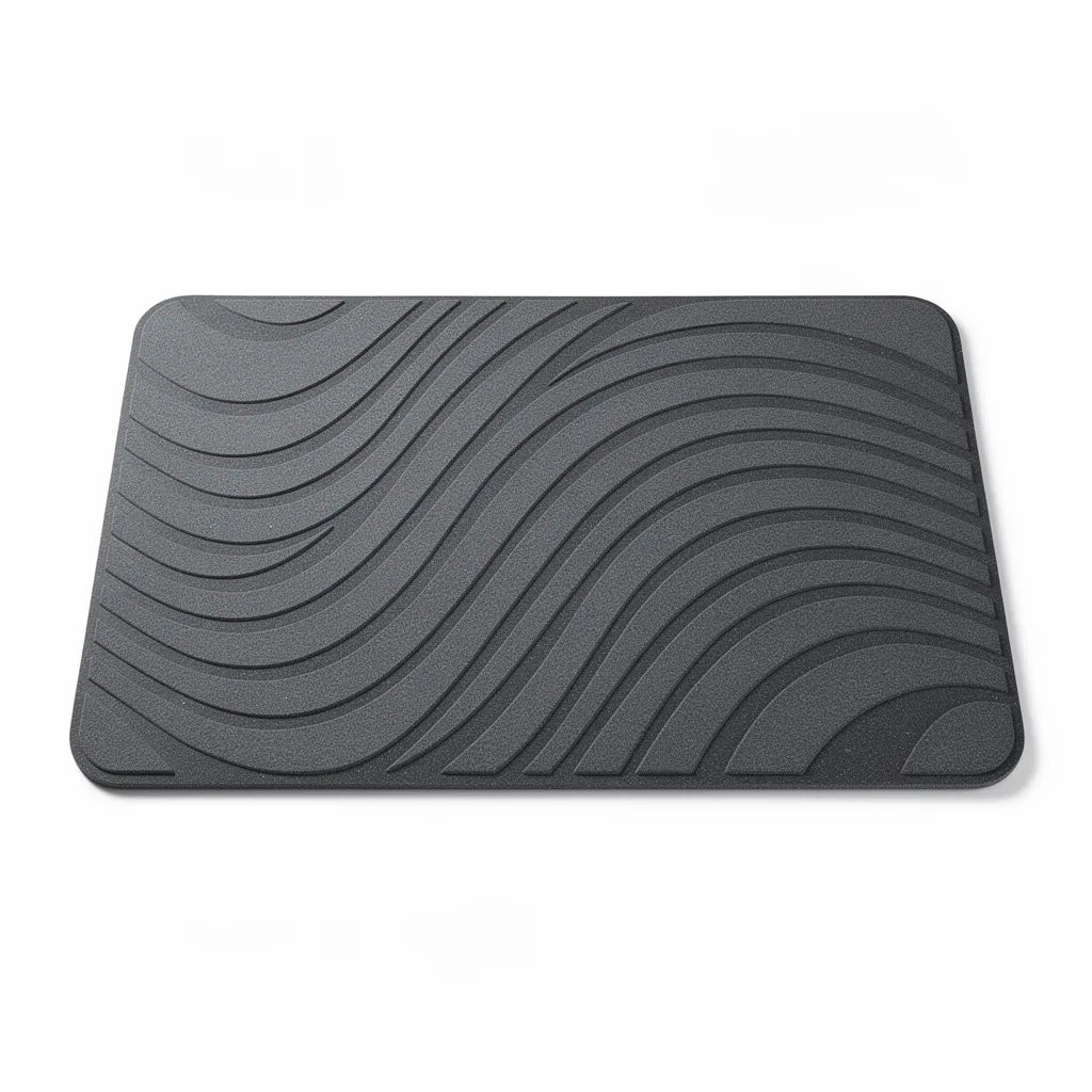 Tapete de diatomita cinza escuro em fundo branco mostrando padrão geométrico ondulado em relevo e acabamento matte - Vittara Decor