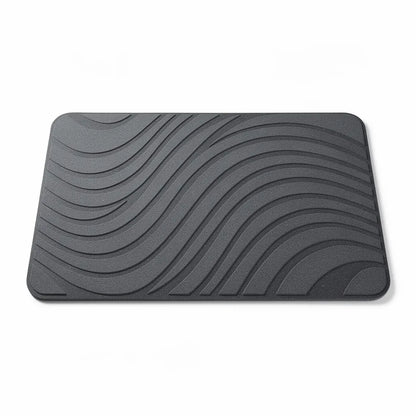 Tapete de diatomita cinza escuro em fundo branco mostrando padrão geométrico ondulado em relevo e acabamento matte - Vittara Decor