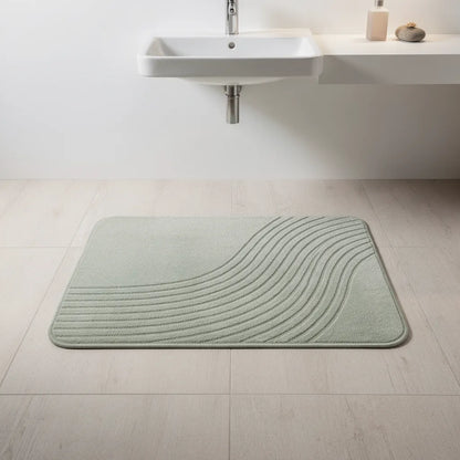 Tapete de diatomita cinza claro em lavabo minimalista em frente a pia branca com dispenser de sabonete líquido - Vittara Decor