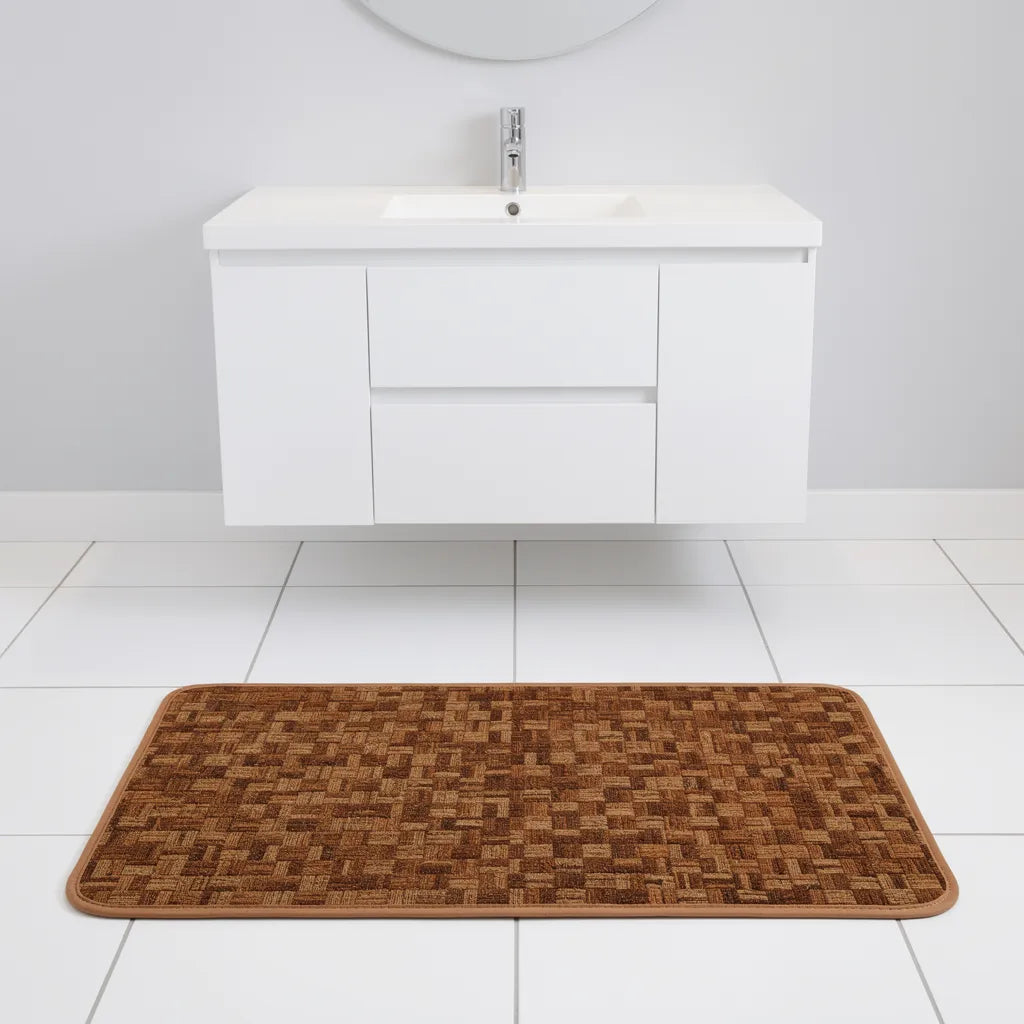 Tapete antiderrapante lavável marrom 45x80cm posicionado em frente ao lavatório em banheiro moderno com piso branco - Vittara Decor