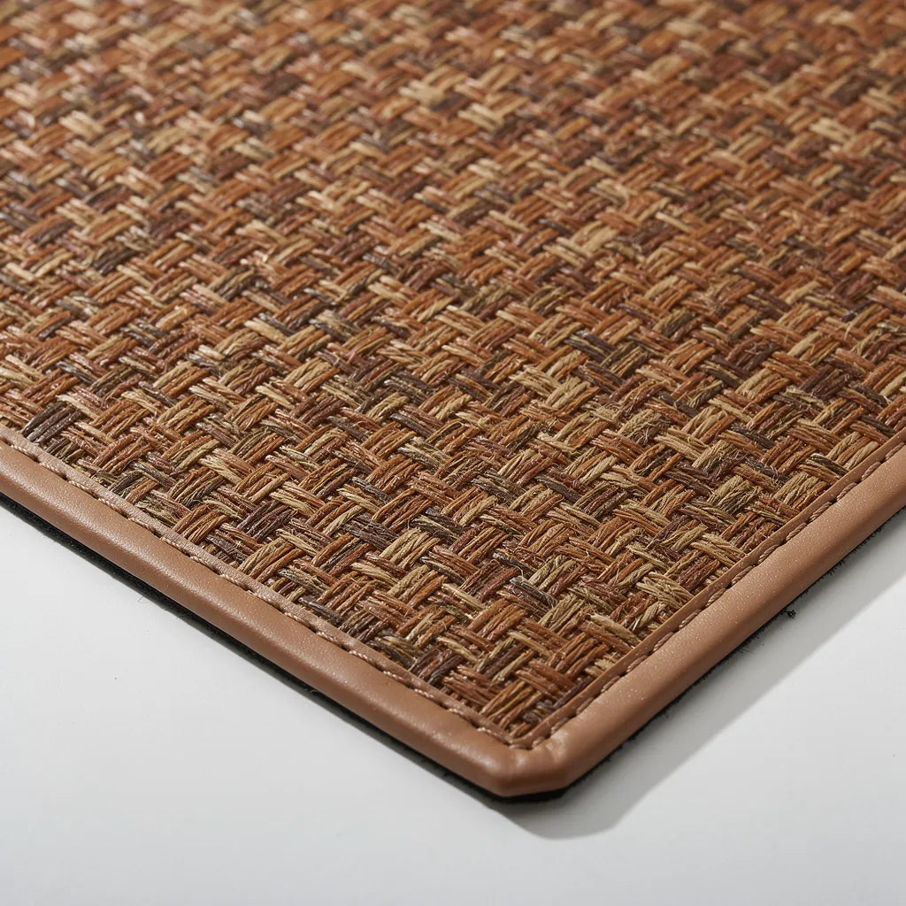 Close-up da textura do padrão trançado geométrico basket-weave do tapete antiderrapante marrom - Vittara Decor
