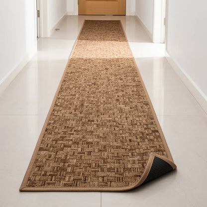 Tapete antiderrapante runner 45x180cm marrom comprido em corredor com piso de madeira e paredes brancas - Vittara Decor