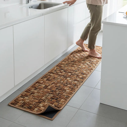 Tapete antiderrapante lavável com padrão geométrico marrom em dois tamanhos na cozinha moderna com pessoa pisando - Vittara Decor