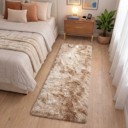 Passadeira felpuda bege mesclado de 1,00 por 0,60 m vista por inteiro no quarto - Vittara Decor
