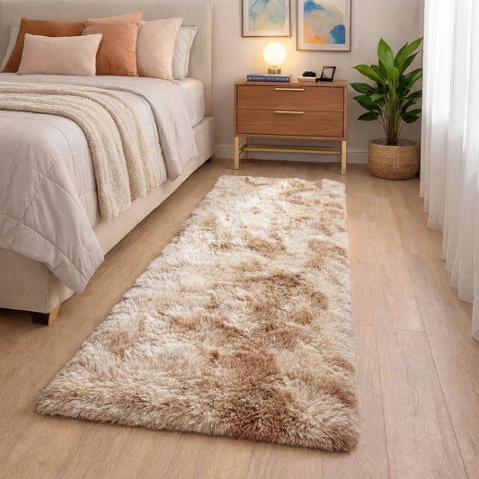 Tapete passadeira felpuda bege mesclado estendido ao lado da cama no quarto - Vittara Decor
