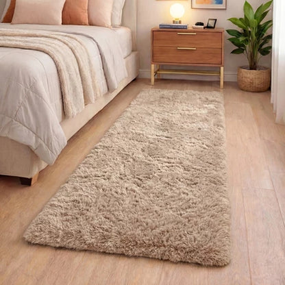 Tapete passadeira felpuda na cor bege lisa, ao lado da cama - Vittara Decor