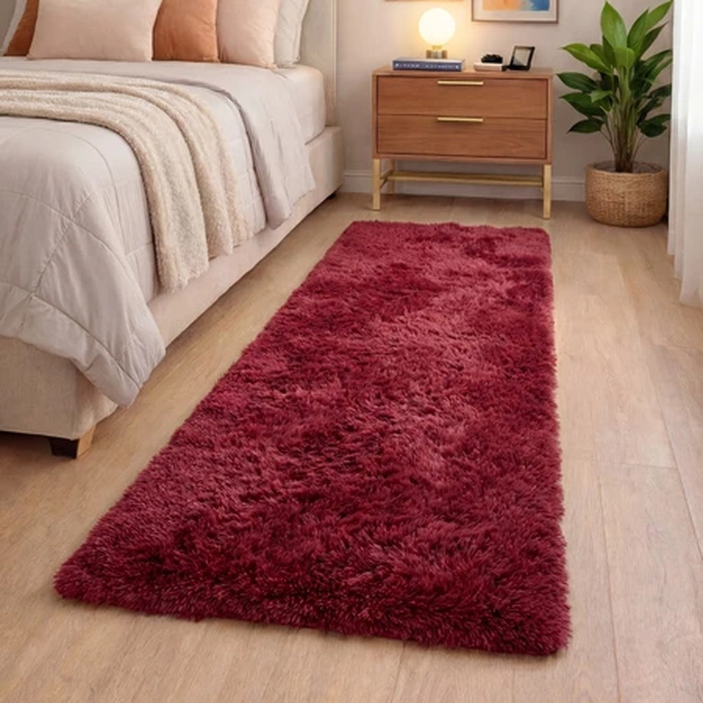 Tapete passadeira felpuda na cor bordô, ao lado da cama - Vittara Decor