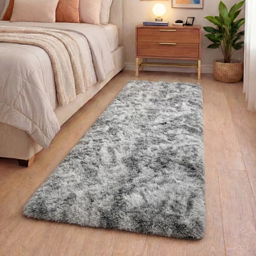 Tapete passadeira felpuda na cor cinza mesclado, ao lado da cama - Vittara Decor