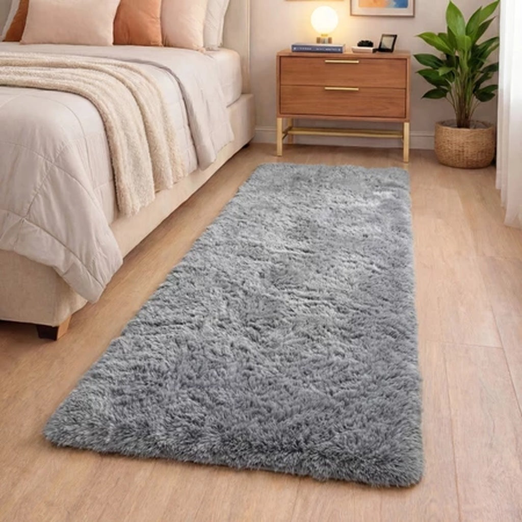 Tapete passadeira felpuda na cor cinza lisa, ao lado da cama - Vittara Decor