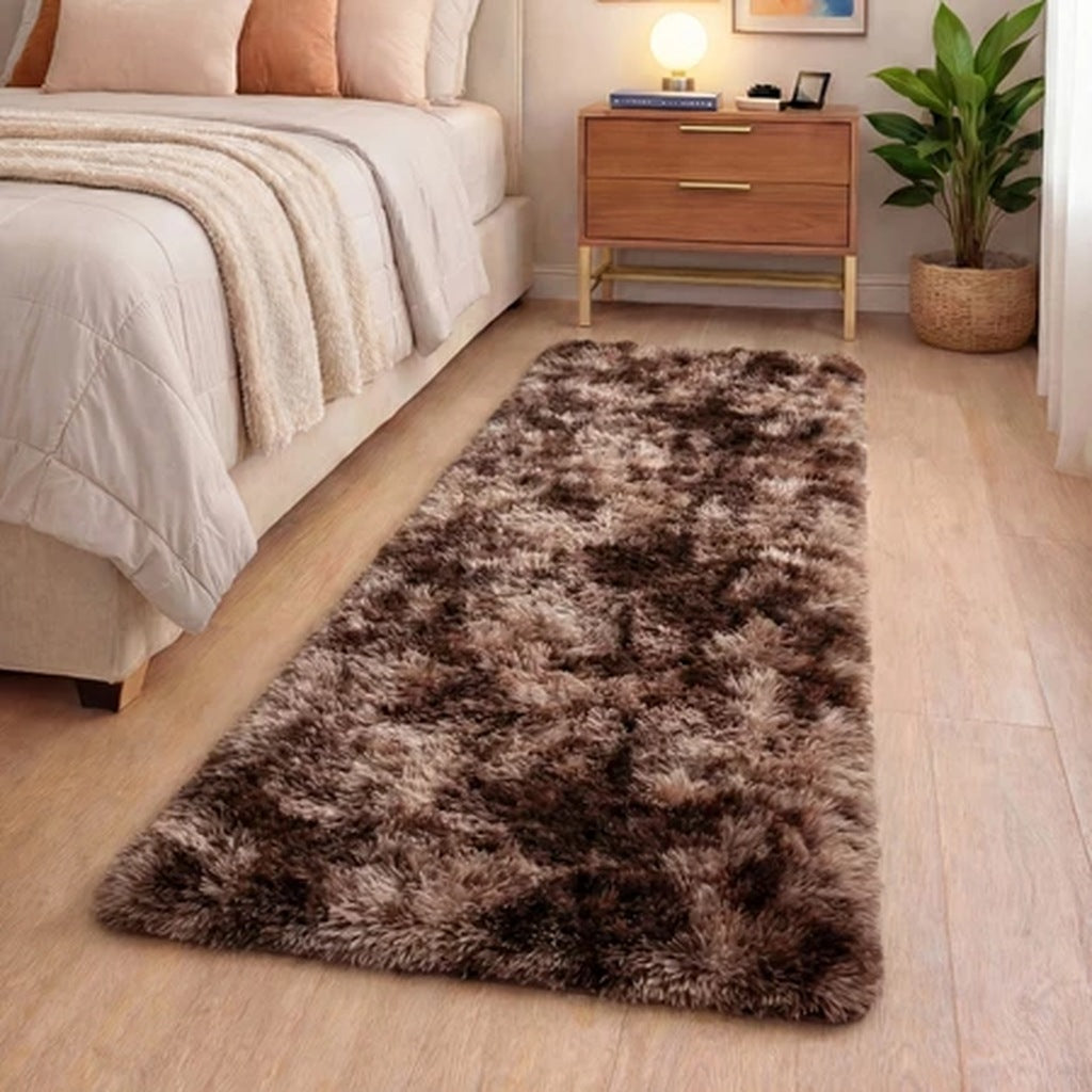 Tapete passadeira felpuda na cor marrom mesclado, ao lado da cama - Vittara Decor